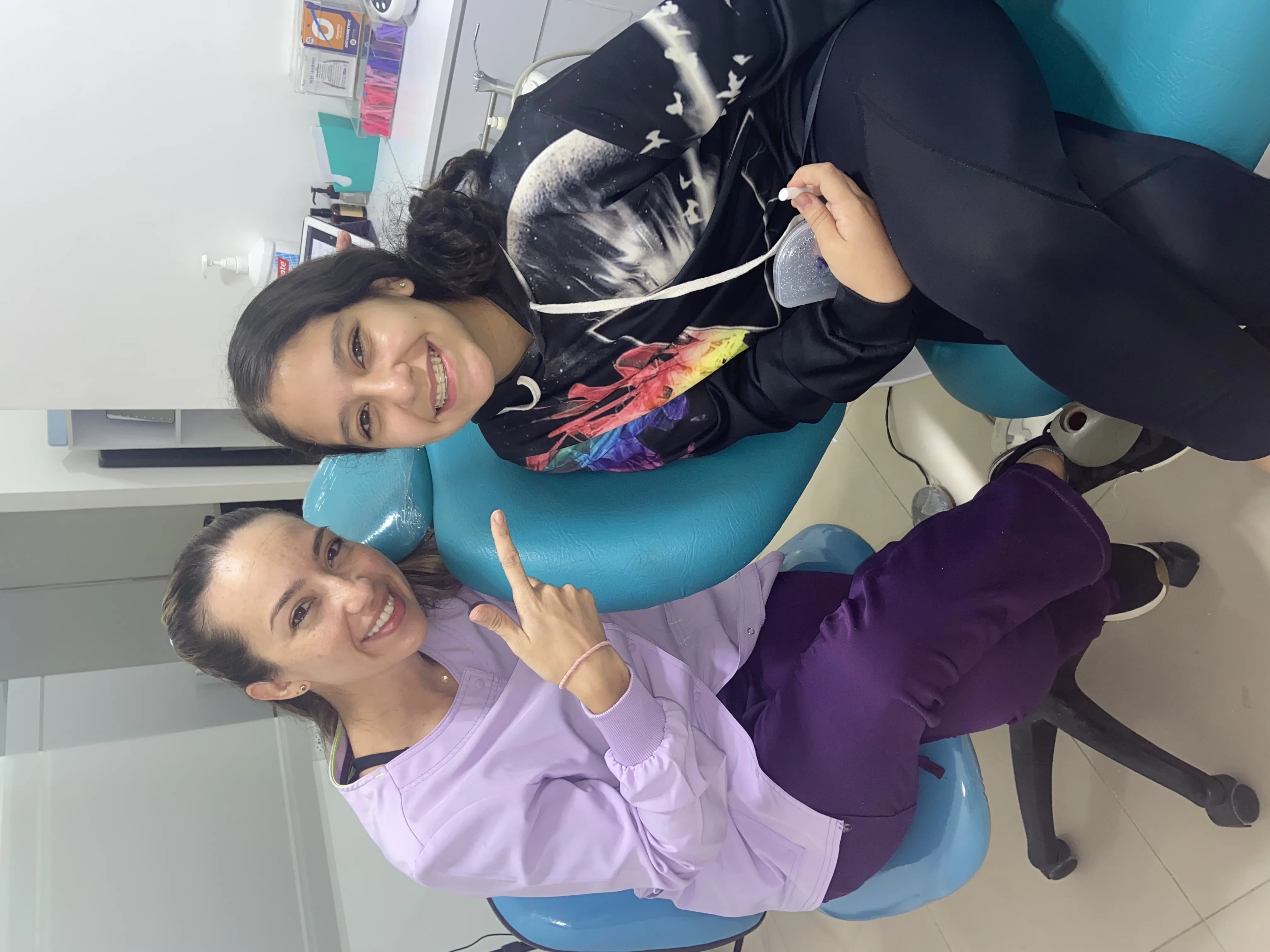Equipo Dentalogic con pacientes — clínica dental Cali