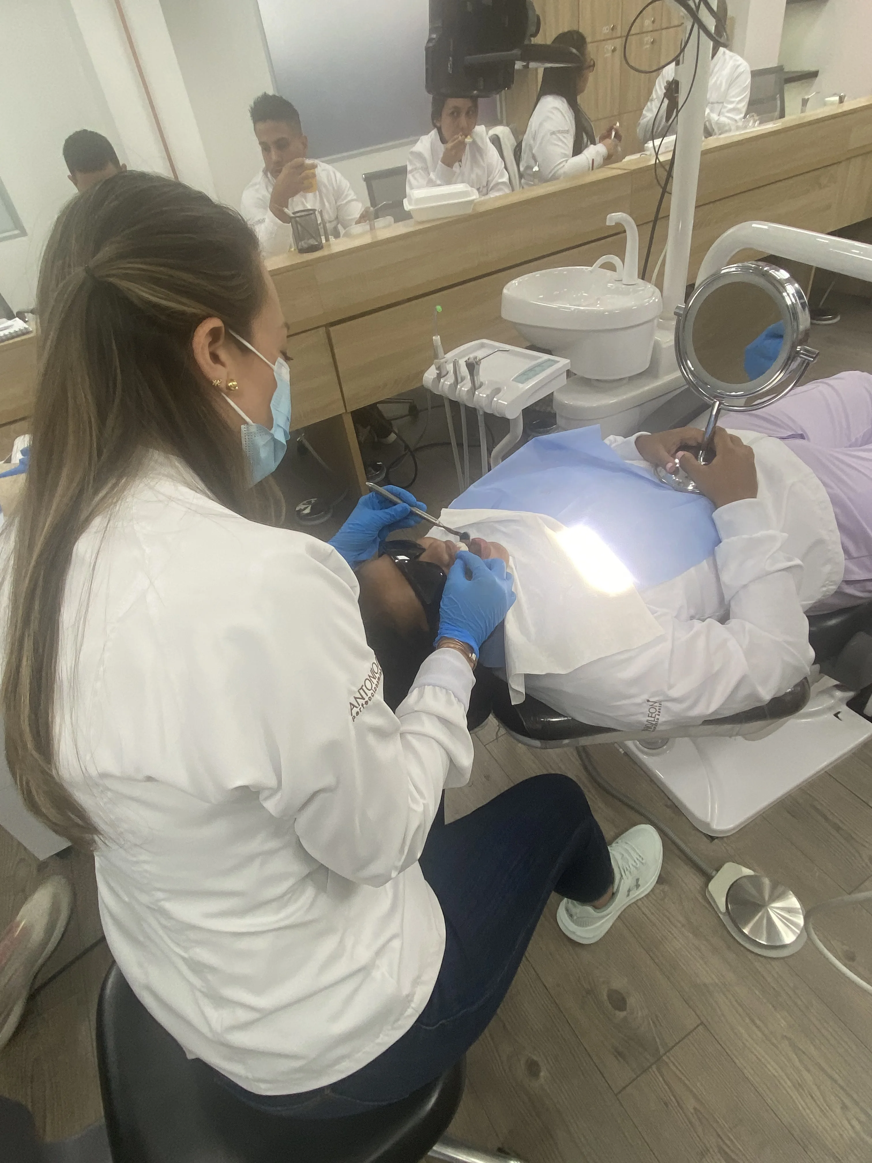 Especialistas odontólogos Dentalogic — Pampa Linda, Cali