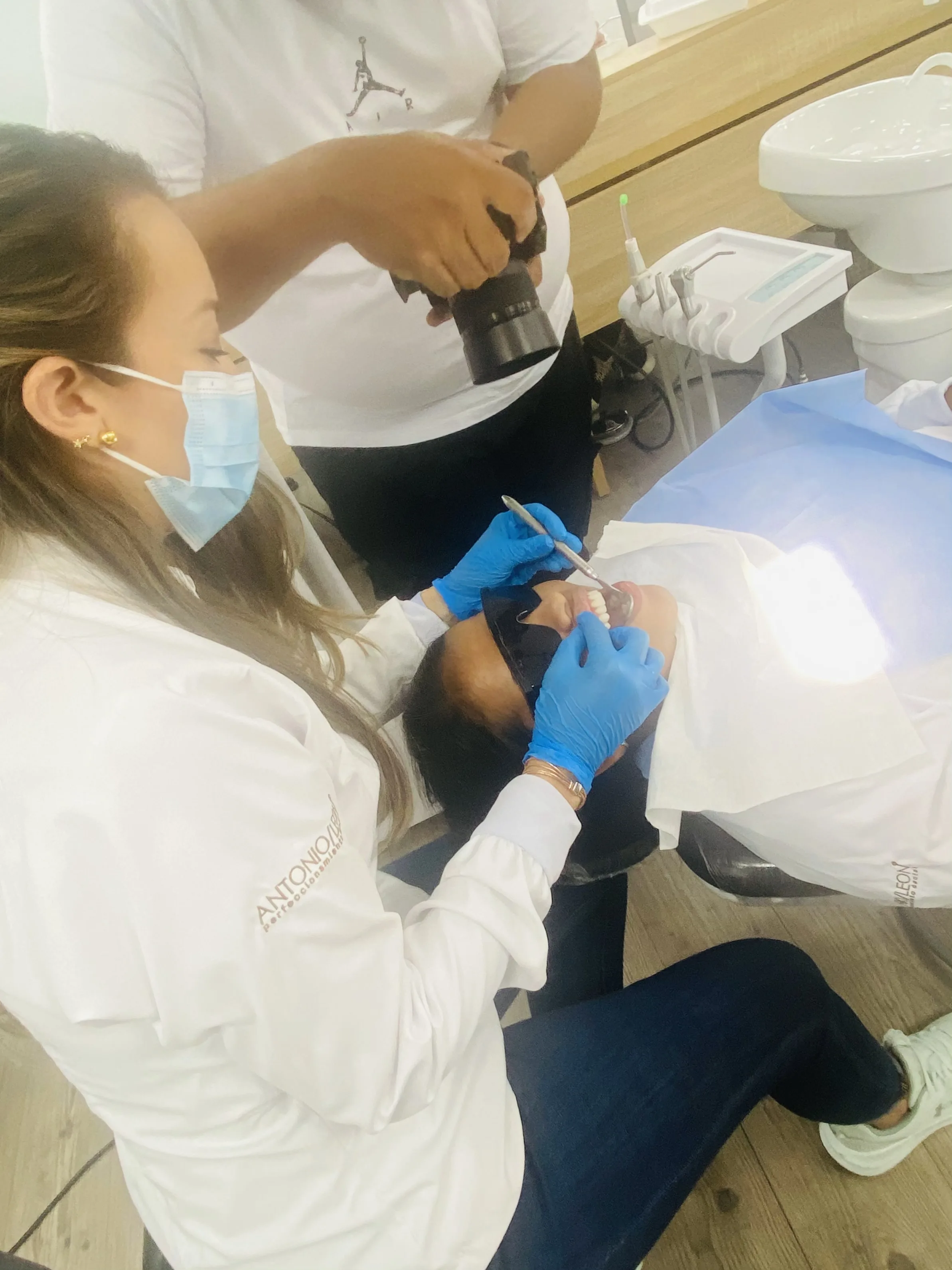 Dra. Tatiana Garcia H. atendiendo paciente — odontóloga especializada Cali